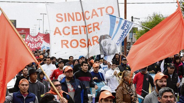 Aceiteros amenazan con un paro nacional por despidos y falta de pago de bonos