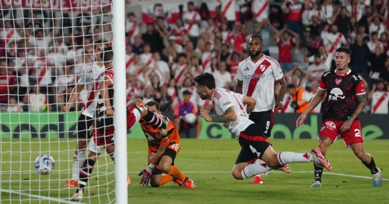 River mostró un flojo nivel, pero lo rescató Montiel sobre el final para festejar ante Instituto