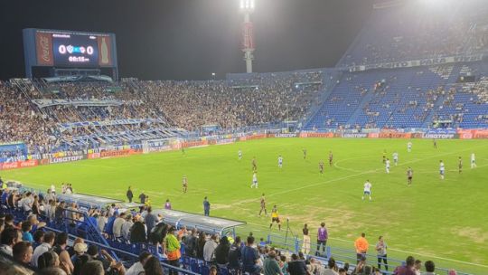 Impresentable: Vélez y Platense disputan su partido con una cancha en pésimas condiciones