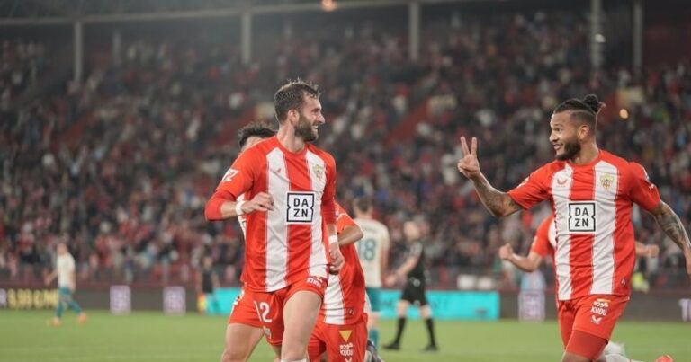 El Almería golea a un Córdoba que perdona fuera de casa