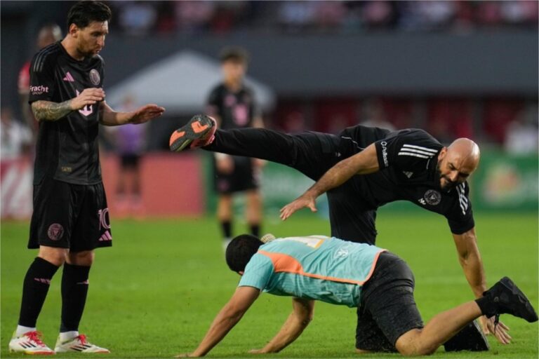 El blooper del guardaespaldas de Messi que recibió un tackle de un hincha