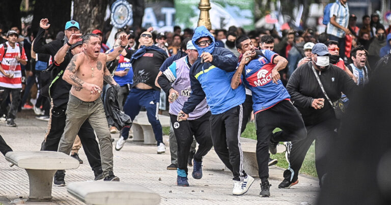 Más revelaciones de la relación del peronismo con los barrabravas violentos del Congreso