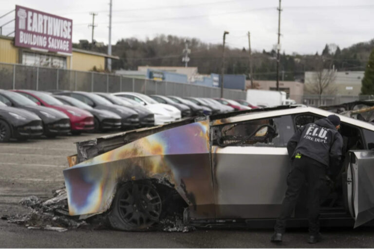 Grupos terroristas de izquierda atacan los autos Tesla a lo largo de Estados Unidos