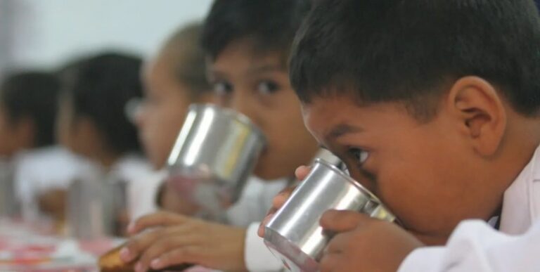 El gobierno escolar de Mendoza cambia la merienda escolar por lácteos