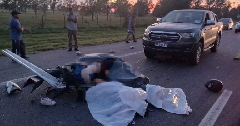 Cuatro jóvenes murieron cuando iban en una moto robada y chocaron contra un camión en La Plata