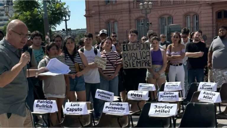 Tras el reclamo universitario: así fue la clase pública en Plaza de Mayo