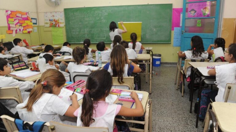 Sin paritaria, el Gobierno fijó el nuevo salario mínimo para los docentes