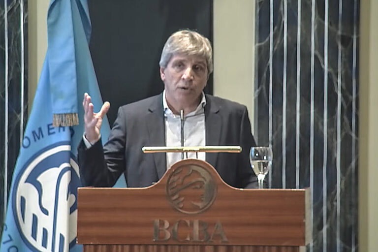 Caputo, la nueva megadeuda y las promesas para calmar al mercado