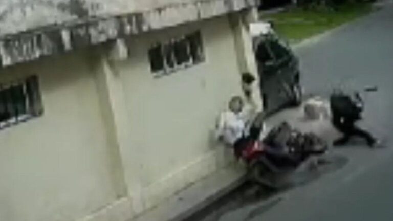 Villa Fiorito: un motochorro atropelló a un jubilado y fue detenido por los vecinos
