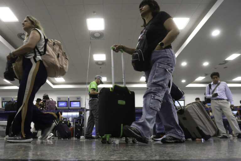 Los dólares siguen de viaje
