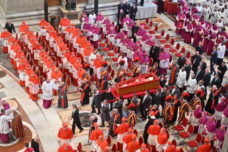El féretro del Papa ya está en la Basílica de San Pedro, donde una multitud lo despedirá