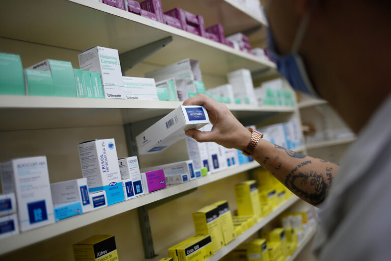 Ordenan suspender la venta de medicamentos fuera de las farmacias