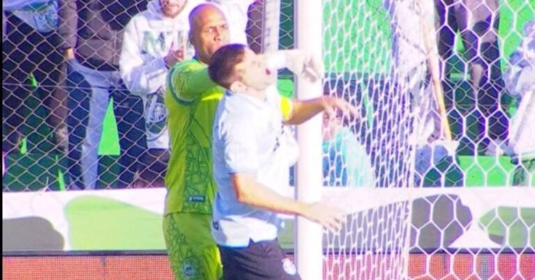 Video: el bizarro penal para Gremio por un foul sobre Kannemann