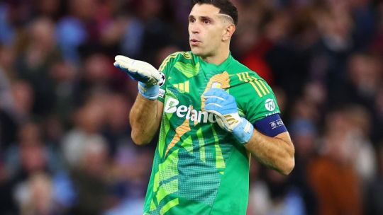 Manchester United tendría en su radar a Emiliano Dibu Martínez