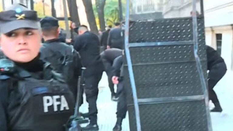 Vallaron el Palacio de Tribunales mientras los jueces de la Corte Suprema estaban reunidos