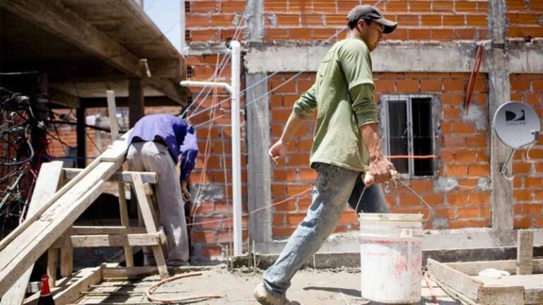 Con el gobierno de Milei aumentó la informalidad y los trabajos por cuenta propia