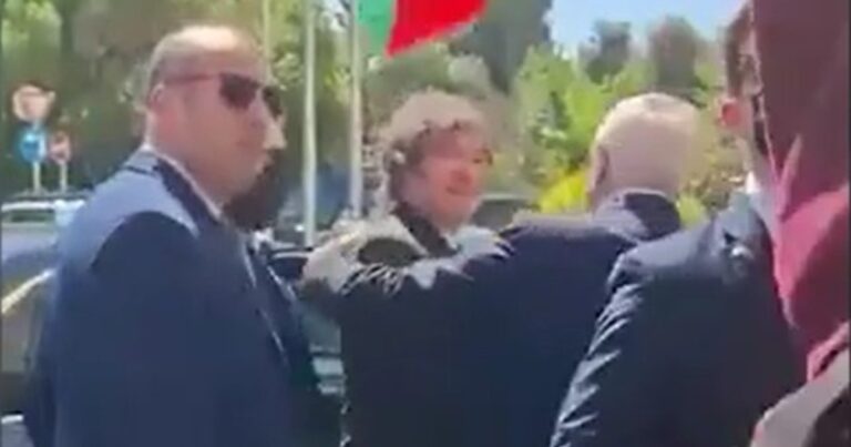 Un hombre con una bandera de Palestina intentó agredir a Javier Milei en Israel