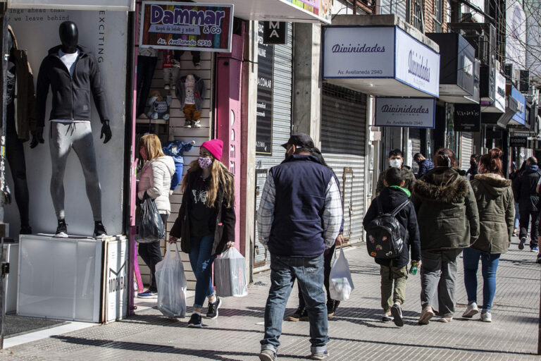 El extraño país donde la gente sale de la pobreza pero compra menos que antes