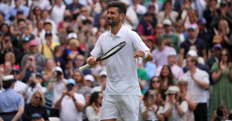 Djokovic pasó a cuartos de Wimbledon y bromeó a Federer, quien vio el partido desde la tribuna