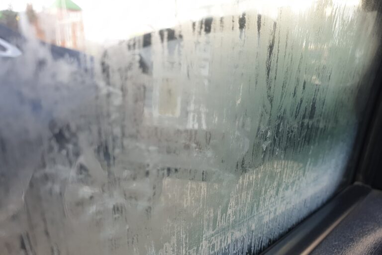 Los trucos para desempañar los vidrios del auto en invierno sin usar el aire acondicionado