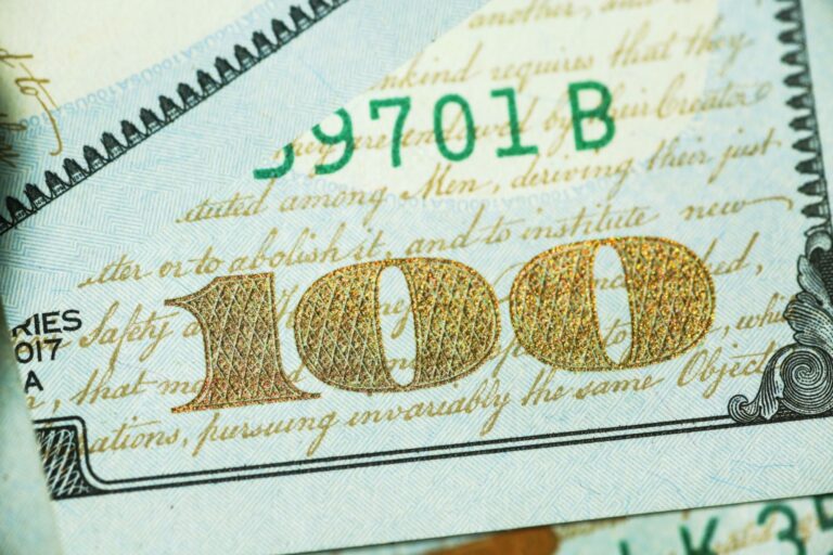 Dólar hoy: el oficial arranca la semana al alza y se acomoda por encima de los $1300