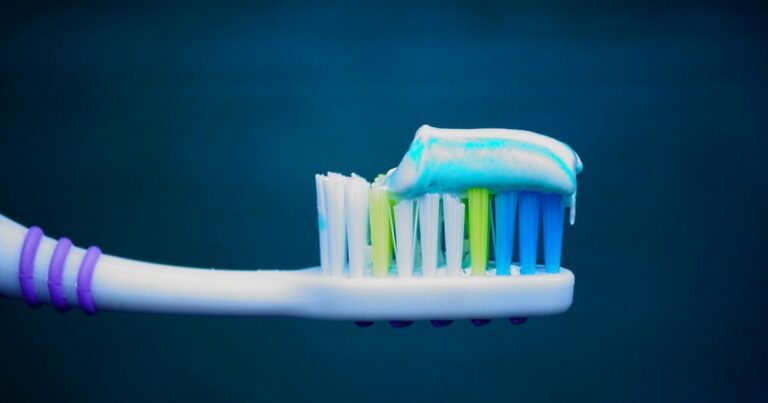 La ANMAT prohibió una popular pasta de dientes porque provoca inflamación en la boca, irritación y aftas