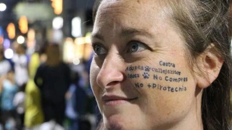 «Castrate»: el tatuaje proteccionista que tiene en la cara una candidata a concejal de La Libertad Avanza