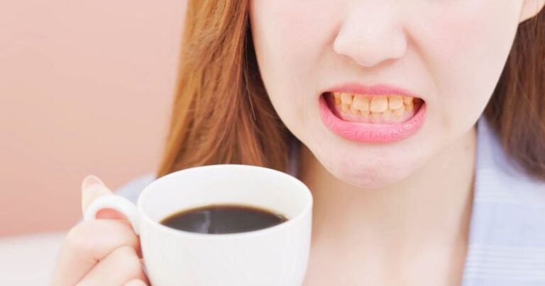 5 maneras de evitar que el café manche los dientes, según expertos