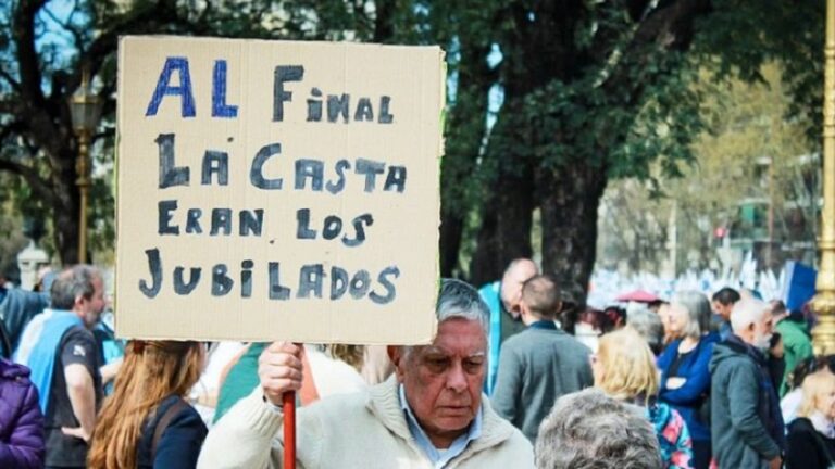 Más deuda que derechos: los intereses de los bonos superan al gasto en jubilaciones