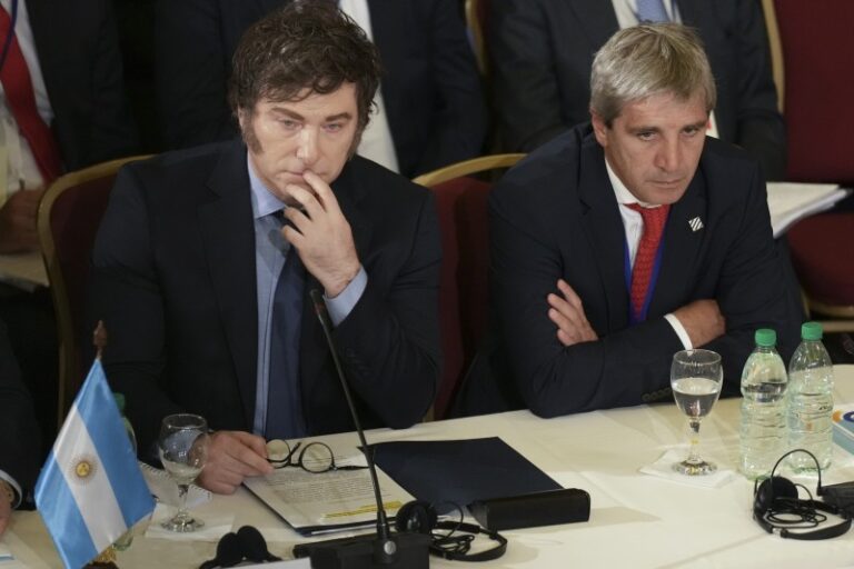 Un gran porcentaje de argentinos no confía en que Milei y Caputo estén mejorando la economía