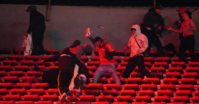 Barbarie en Avellaneda: hinchas de la U. de Chile lanzaron proyectiles y, ante la inacción policial, los de Independiente los lincharon en plena tribuna