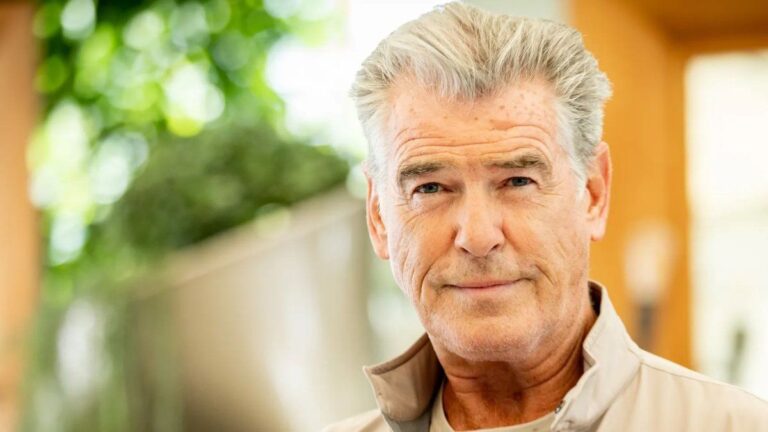Netflix estrena «El club del crimen de los jueves»: 3 razones para ver la nueva película de Pierce Brosnan