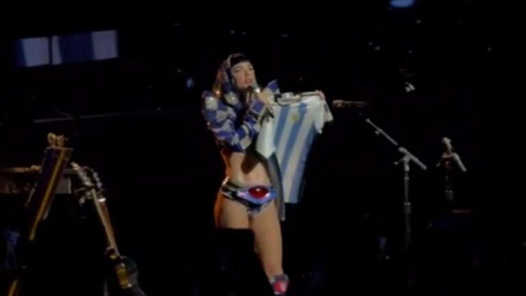 Katy Perry se presentó en Buenos Aires con camiseta de la Selección y cantó «Don’t cry for me Argentina»
