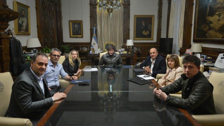 Javier Milei se pone al frente de la campaña: definen convocatoria a gobernadores y amplían mesa bonaerense
