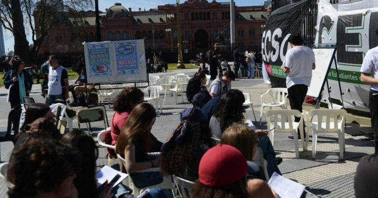 Docentes y no docentes universitarios ya perdieron casi 30% de su salario desde diciembre de 2023