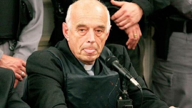 El cura genocida Von Wernich quiere salir de la cárcel y Bullrich acompaña su pedido