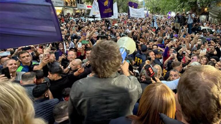 Una multitud recibió a Javier Milei también para rechazar su presencia en Tres de Febrero