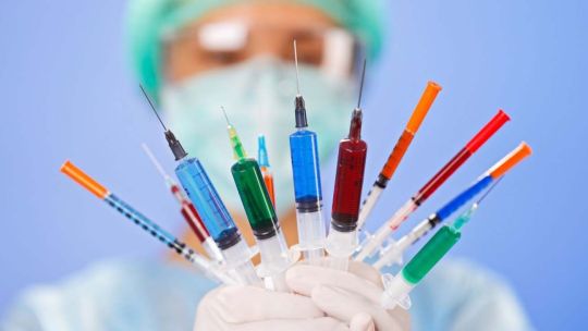 Encuesta: un 67% de los votantes libertarios está a favor de las vacunas, pero un 25% influyente en redes las rechaza