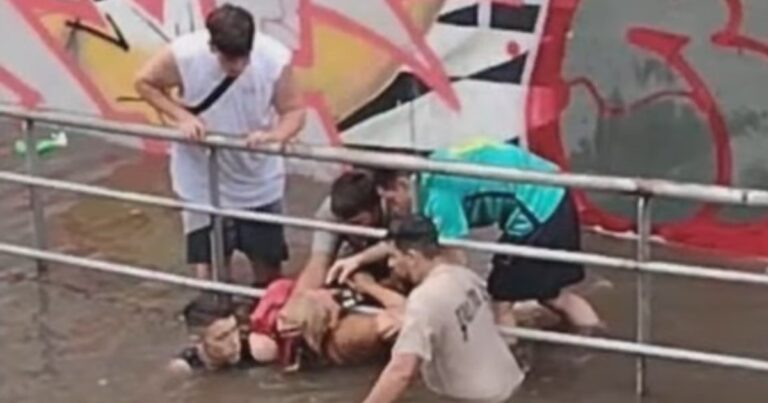 Dos personas fueron rescatadas de sus autos inundados en medio del temporal en el Gran Buenos Aires