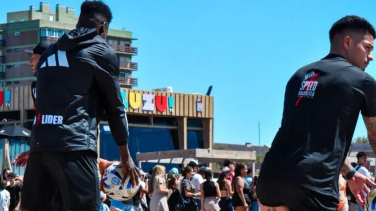 Deportivo Riestra arrancó la pretemporada en la playa de Pinamar, en medio de los turistas