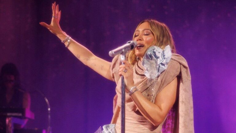 Hilary Duff volvió a los escenarios y dio su primer show en más de 10 años