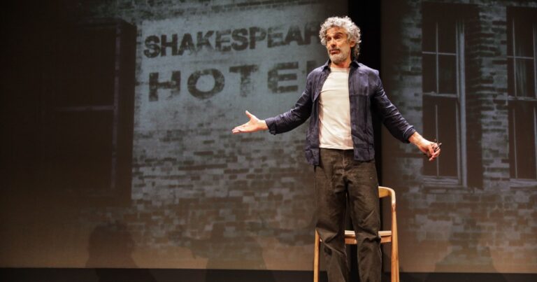 Leonardo Sbaraglia da cátedra en el Cervantes, con un unipersonal sobre las benditas cosas del querer… y del querer volver a tener