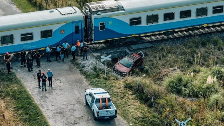 Tren chocó a un auto en la entrada Mar del Plata: hay tres heridos, y uno está grave