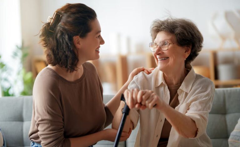 Compartir departamento a los 65 años: la modalidad que crece para tener un ingreso y compañía