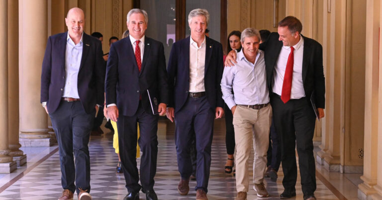 Mientras Caputo estaba en Nueva York, Sturzenegger pasó la motosierra y eliminó siete áreas en Economía