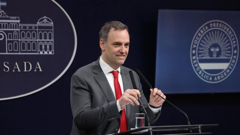 Carpetazo: Manuel Adorni anunció el decreto que incumplió sobre viajes de familiares pagados por el Estado