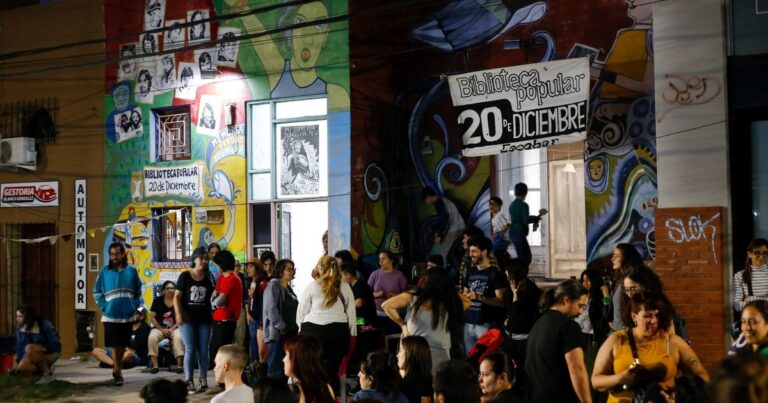 Fachada de la Biblioteca Popular 20 de Diciembre en el centro de Belén de Escobar.