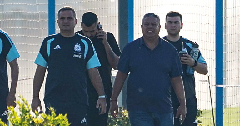 Claudio Tapia observa el entrenamiento de la Selección Argentina en el predio de Ezeiza.