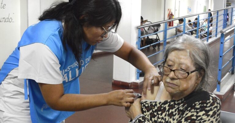 Persona recibiendo la vacuna antigripal en un centro de salud del Gran Buenos Aires.
