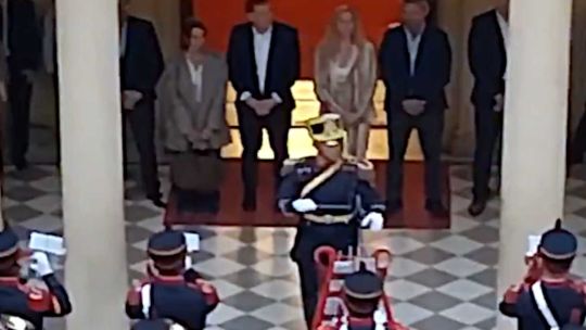 Integrantes de la Fanfarria Militar Alto Perú tocando en el Patio de Las Palmeras de la Casa Rosada.